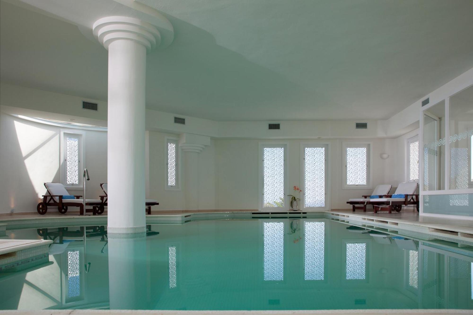 セント ジョン ホテル ヴィラズ ＆ スパ Agios Ioannis Diakoftis エクステリア 写真 The indoor pool
