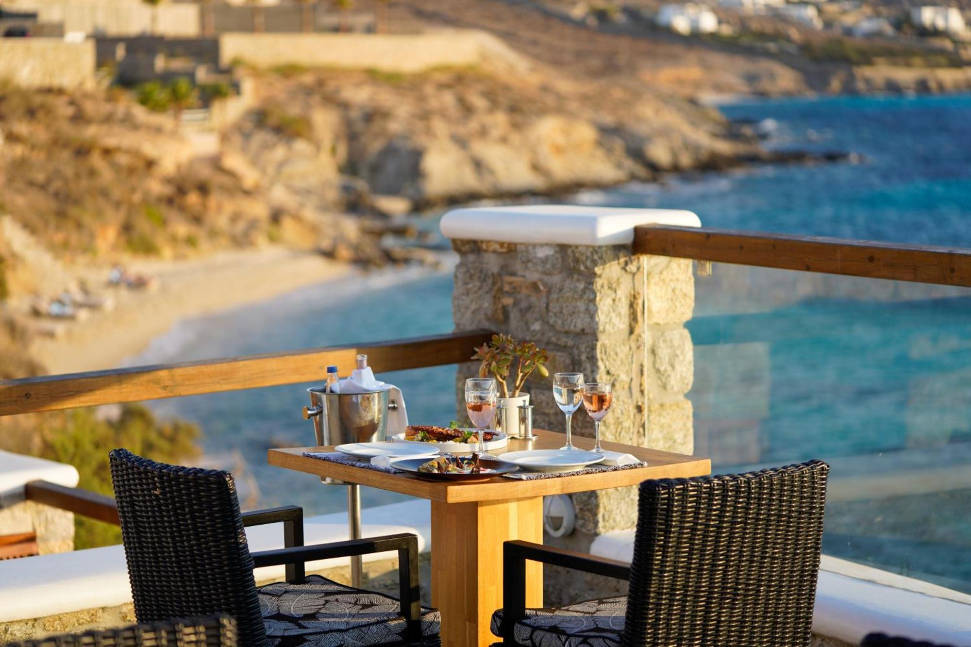 セント ジョン ホテル ヴィラズ ＆ スパ Agios Ioannis Diakoftis エクステリア 写真 A table set for dinner at a restaurant in Mykonos, Greece
