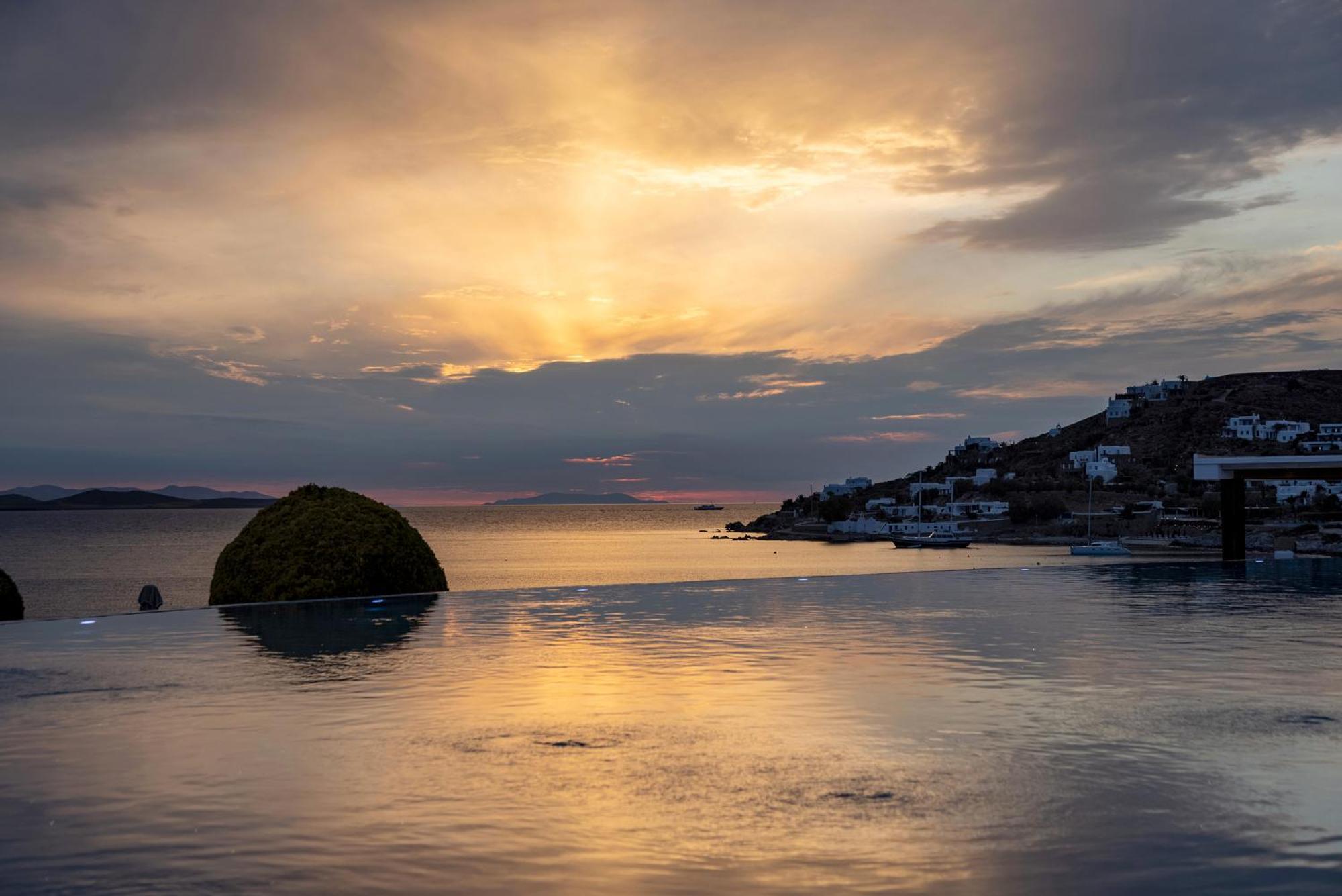 セント ジョン ホテル ヴィラズ ＆ スパ Agios Ioannis Diakoftis エクステリア 写真 Sunset over the bay