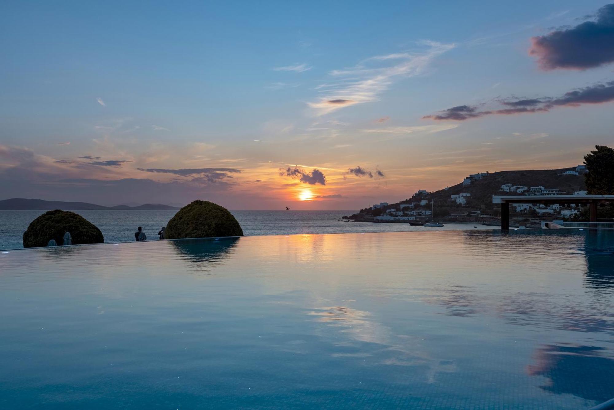 セント ジョン ホテル ヴィラズ ＆ スパ Agios Ioannis Diakoftis エクステリア 写真 Sunset at the pool