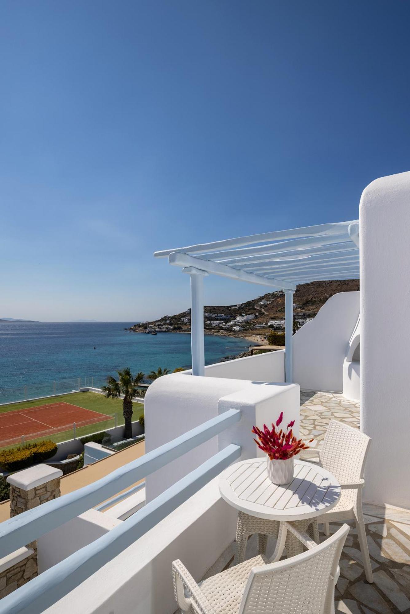 セント ジョン ホテル ヴィラズ ＆ スパ Agios Ioannis Diakoftis エクステリア 写真 A view of the Aegean Sea from a hotel in Mykonos