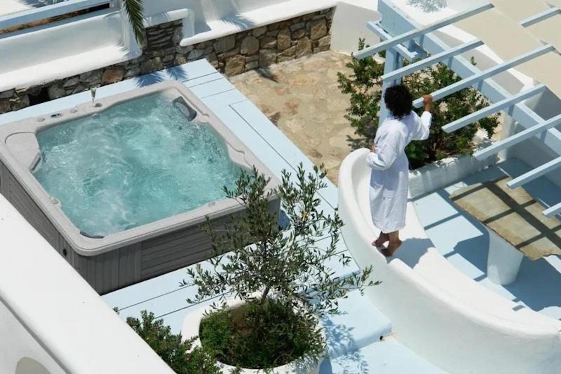 セント ジョン ホテル ヴィラズ ＆ スパ Agios Ioannis Diakoftis エクステリア 写真 A hot tub in Mykonos, Greece